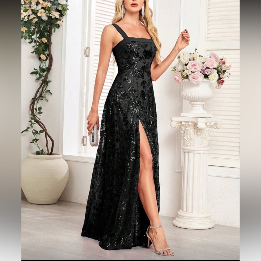 Elegant Black Floral Sequins Evening Gown - Picture 2 of 6